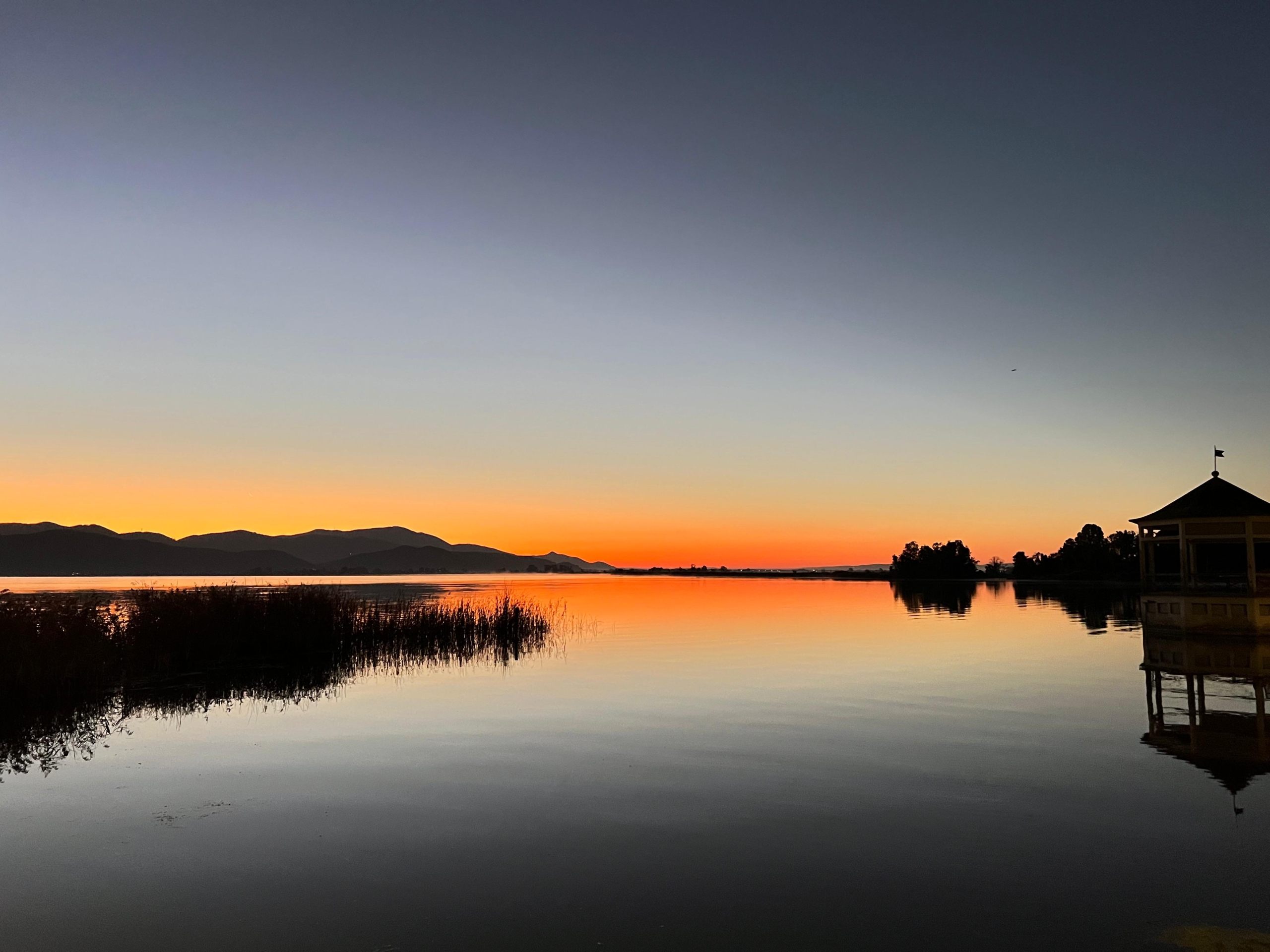 Tramonto sul Lago di Massaciuccoli a Torre del Lago, vicino all'Hotel Butterfly