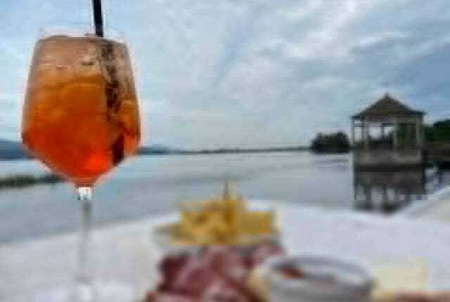 Aperitivo con Spritz e tagliere al Lounge Bar dell’Hotel Butterfly sul Lago di Massaciuccoli